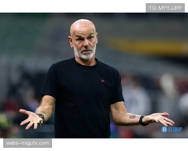 特写:AC米兰主帅皮奥利在对手通过后场组织突破压迫时,场边的焦急肢体语言 特写:AC米兰主帅皮奥利在对手通过后场组织突破压迫时,场边的焦急肢体语言