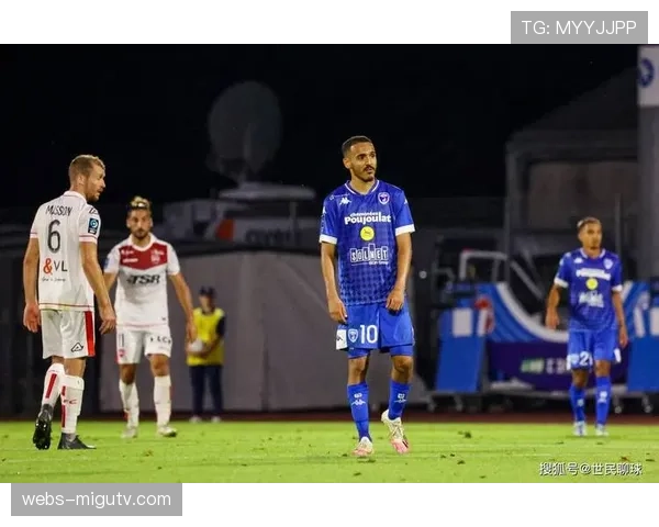 更衣室视角:记录一支中游球队在确定保级后的庆祝时刻 更衣室视角:记录一支中游球队在确定保级后的庆祝时刻